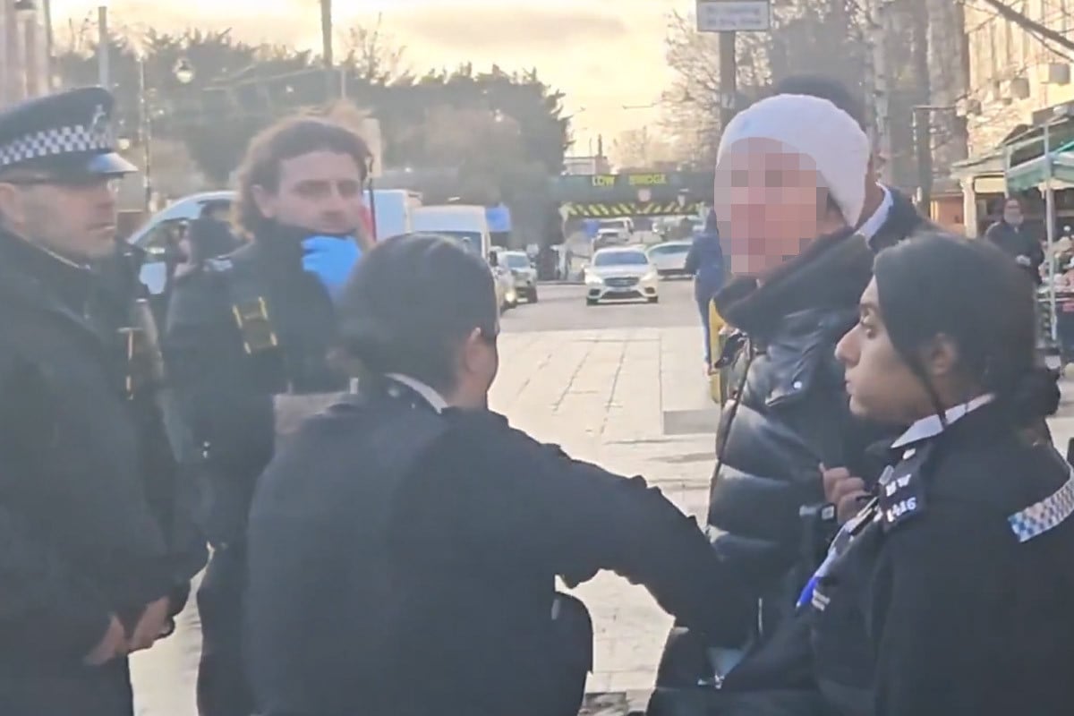 প্রকাশ্যে কবুতরকে খাবার দেওয়ায় জরিমানা, পরানো হলো হাতকড়া