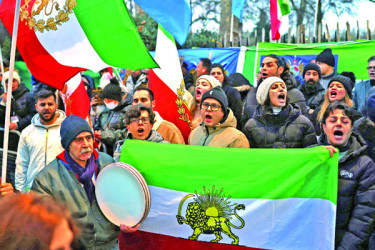 সরকারবিরোধী বিক্ষোভে উত্তাল ইরান