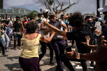 কিউবার অর্থনীতি ভেঙে পড়লেও কেন টিকে আছে সরকার?