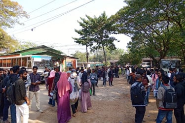 শাকসু নির্বাচন সামনে রেখে প্রচারণায় ব্যস্ত প্রার্থীরা