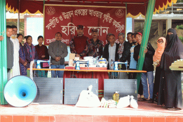 রাঙামাটির ছোট হরিণায় দরিদ্র জনগোষ্ঠীর মাঝে সহায়তা দিল বিজিবি