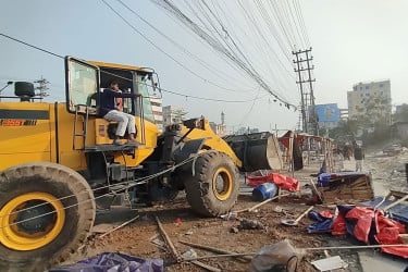 সাভারে মহাসড়ক দখল করে গড়ে তোলা অবৈধ স্থাপনা উচ্ছেদ