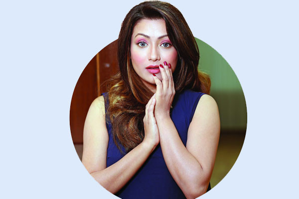 ব্রাশের নিখুঁত ছোঁয়া, নাকি আঙুলের উষ্ণতা- আপনি কোন দলে?