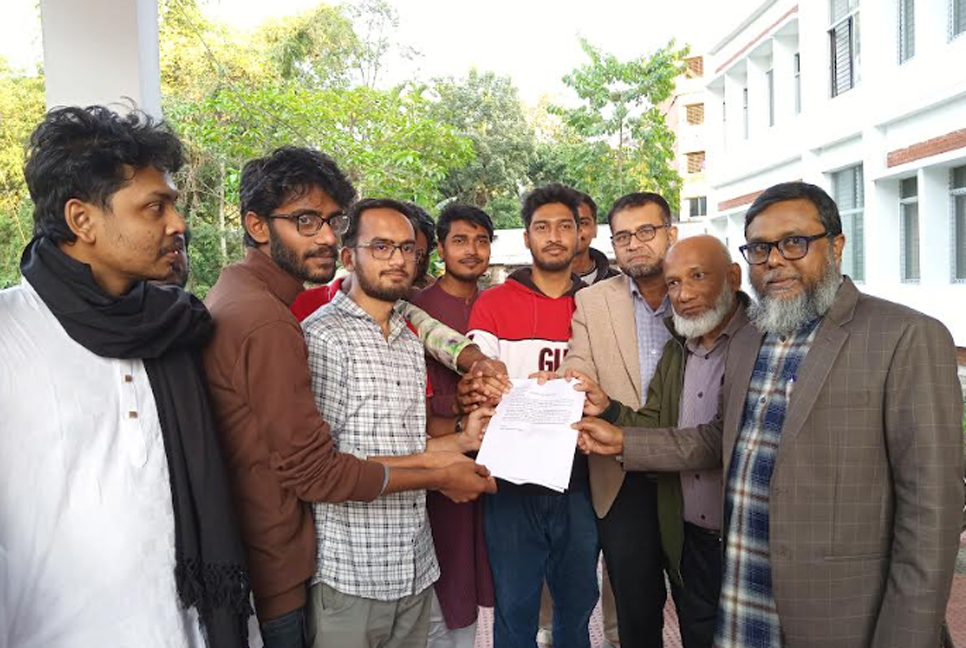 নির্ধারিত সময়ে শাকসু নির্বাচনের দাবিতে স্মারকলিপি