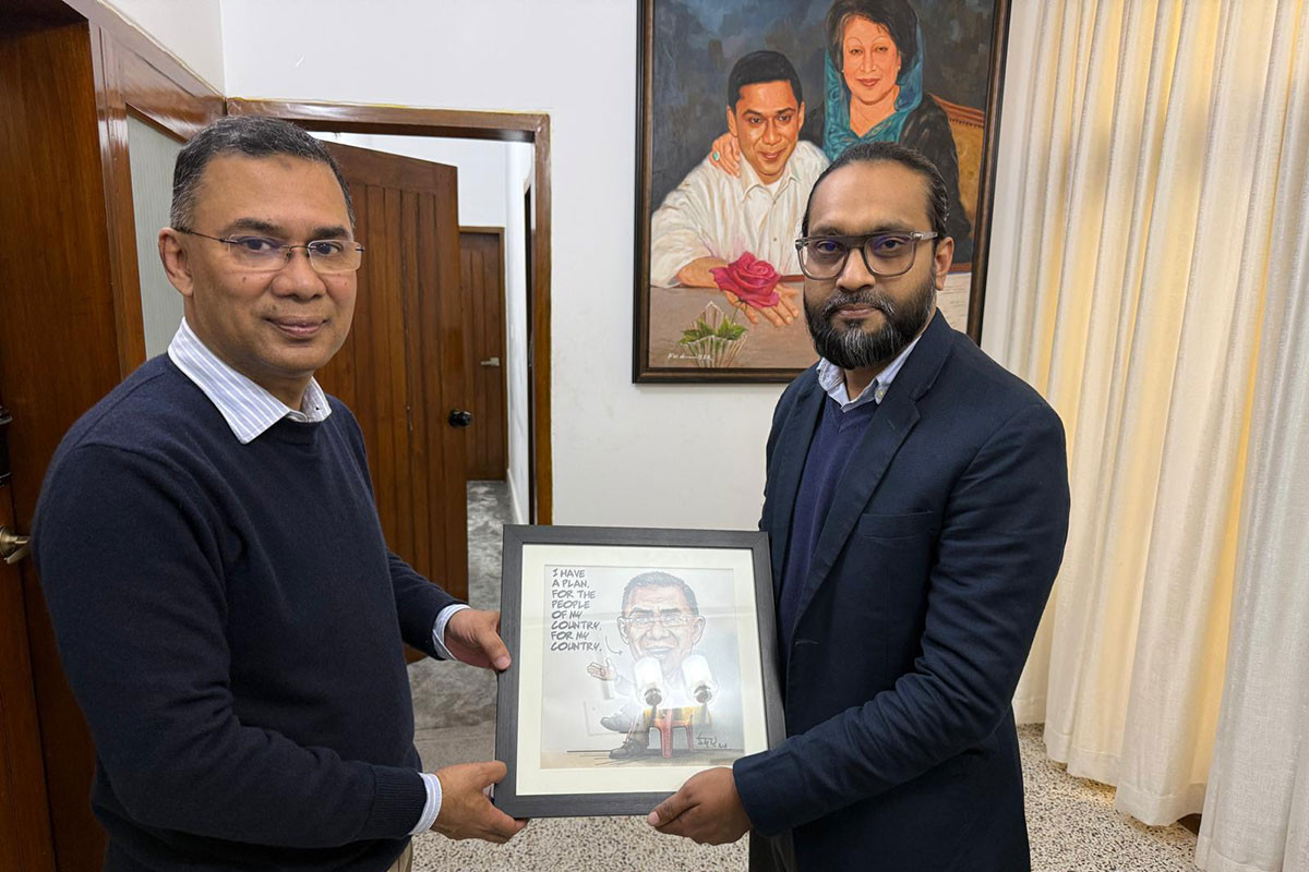 তারেক রহমানকে ‘আই হ্যাভ অ্যা প্ল্যান’ শীর্ষক কার্টুন হস্তান্তর