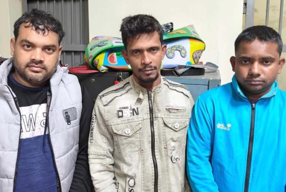 ডিবি পরিচয়ে সরকারি কর্মকর্তাকে অপহরণ, তিনজন গ্রেফতার