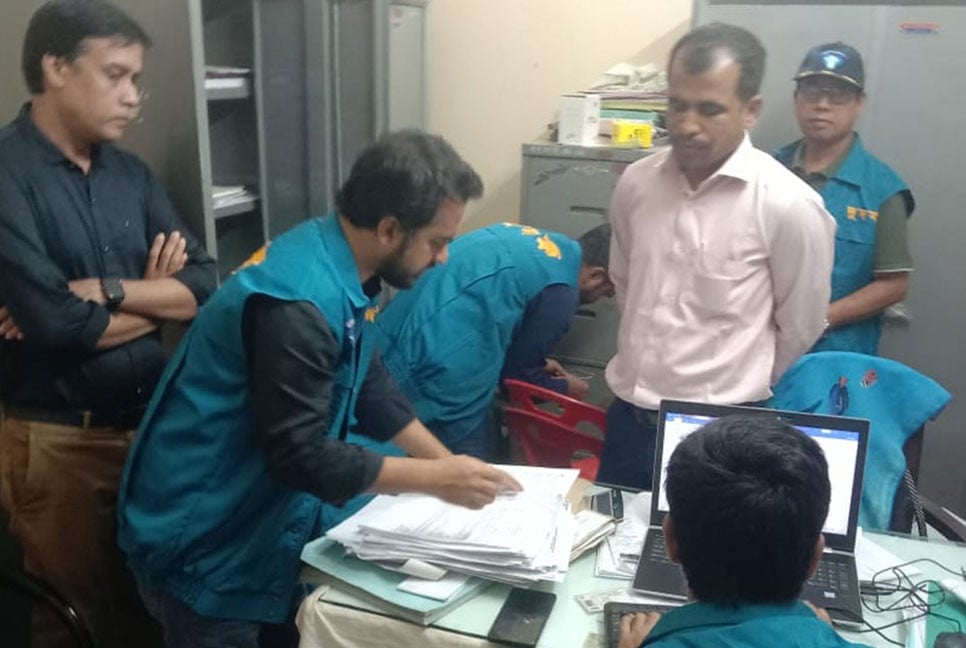 ঘুষের টাকাসহ পরিবার পরিকল্পনার অফিস সহকারী আটক