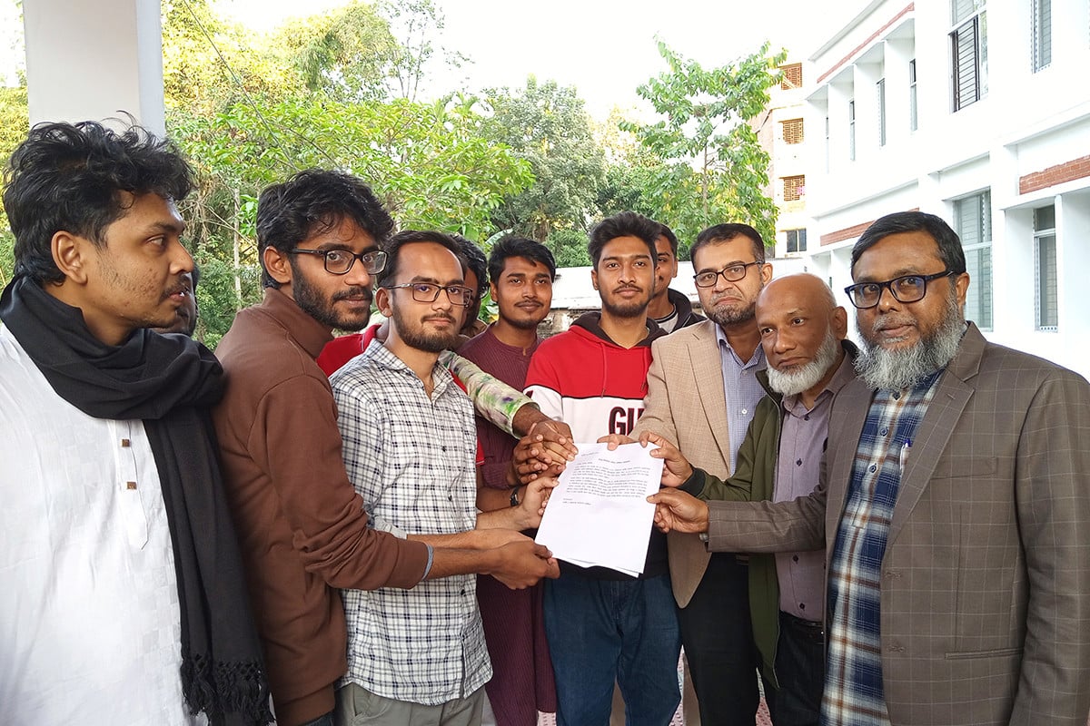 শাকসু নির্বাচনের দাবিতে বিকেলে স্মারকলিপি, সন্ধ্যায় দুই ভিপি প্রার্থীর স্বাক্ষর প্রত্যাহার