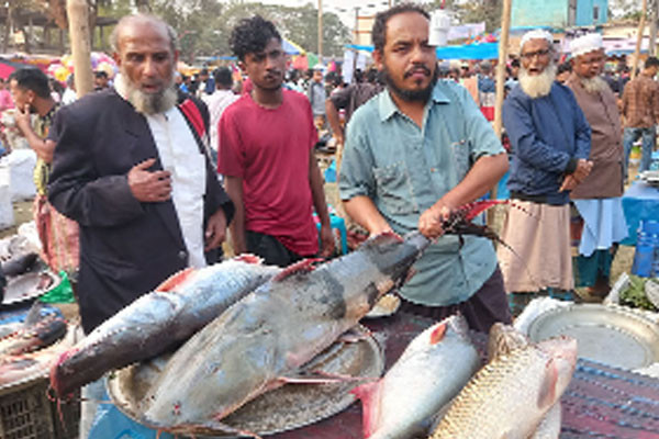 মাছের মেলায় উৎসবের আমেজ