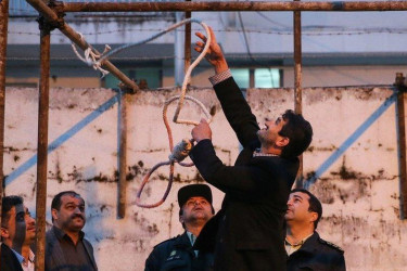 ইরানে বিক্ষোভকারীদের ফাঁসি দিলে ‘কঠোর পদক্ষেপ’ নেয়ার হুঁশিয়ারি ট্রাম্পের