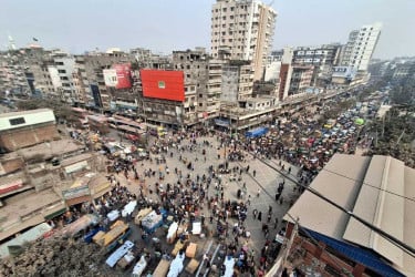 রাজধানীর বিভিন্ন স্থানে শিক্ষার্থীদের সড়ক অবরোধ, তীব্র যানজট