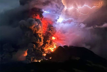 মাউন্ট মেরাপিতে ভয়াবহ অগ্ন্যুৎপাত, ছাইয়ের মেঘ দেড় কিলোমিটার উচ্চতায়