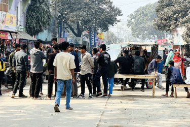 চিরিরবন্দরে দ্বিতীয় দিনের মতো শিক্ষার্থীদের সড়ক অবরোধ