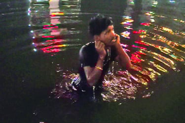 হেলমেট চুরির শাস্তি পুকুরে ২০ ডুব