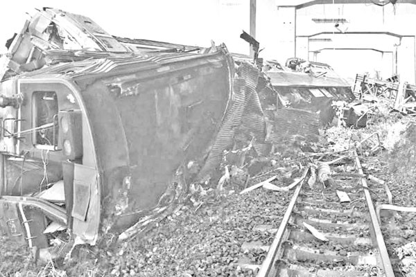 থাইল্যান্ডে চলন্ত ট্রেনের ওপর ক্রেন, নিহত ২৫