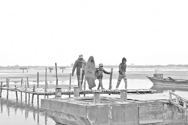 হেঁটেই পারাপার ব্রহ্মপুত্র!