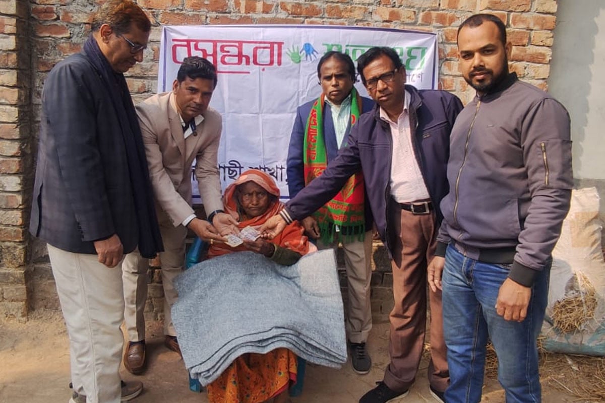 ভাঙা হাতের অসহনীয় যন্ত্রণায় কাতর বৃদ্ধা জোবেদার পাশে বসুন্ধরা শুভসংঘ