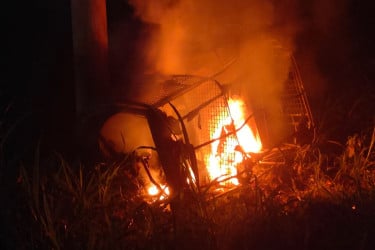 ঢাকা-চট্টগ্রাম মহাসড়কে ডাকাতি, অটোরিকশা পুড়িয়ে দুজনকে পুলিশে সোপর্দ