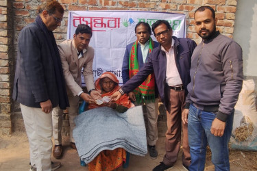 ভাঙা হাতের অসহনীয় যন্ত্রণায় কাতর বৃদ্ধা জোবেদার পাশে বসুন্ধরা শুভসংঘ
