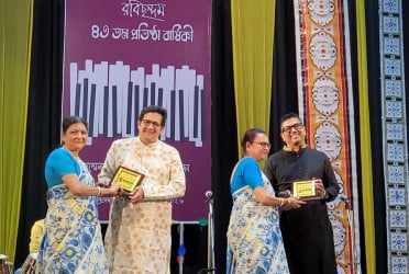 রবীন্দ্র সদনে শিল্পী সম্মাননায় ভূষিত শিল্পী তীর্থ সাহা