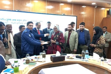 সড়ক দুর্ঘটনায় ক্ষতিগ্রস্তদের মাঝে দুই কোটি ৮০ লাখ টাকার চেক বিতরণ