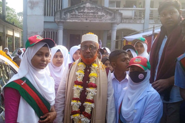 ৩৪ বছর পর অবসর, ফুলেল বিদায়ে অভিভূত প্রধান শিক্ষক