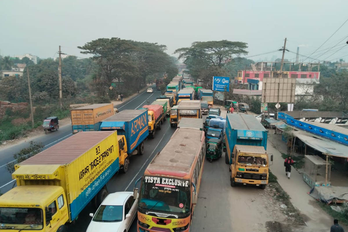 ঢাকা-চট্টগ্রাম মহাসড়কে তীব্র যানজট, যাত্রীদের ভোগান্তি