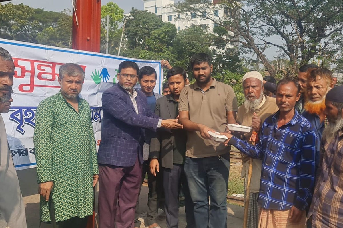 পটিয়ায় বসুন্ধরা শুভসংঘের উদ্যোগে ছিন্নমূলদের মাঝে খাবার বিতরণ