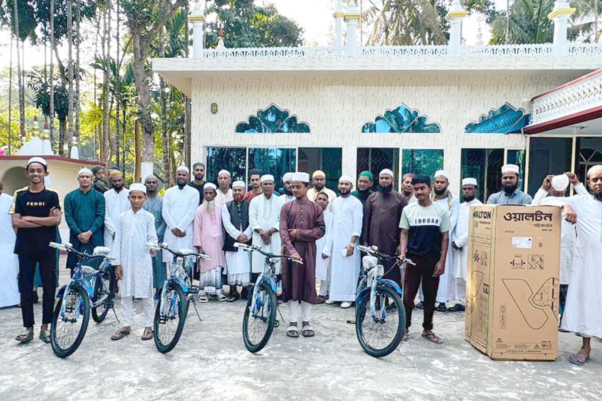 টানা ২ মাস জামাতে নামাজ পড়ে ৮ কিশোরের পুরস্কার লাভ