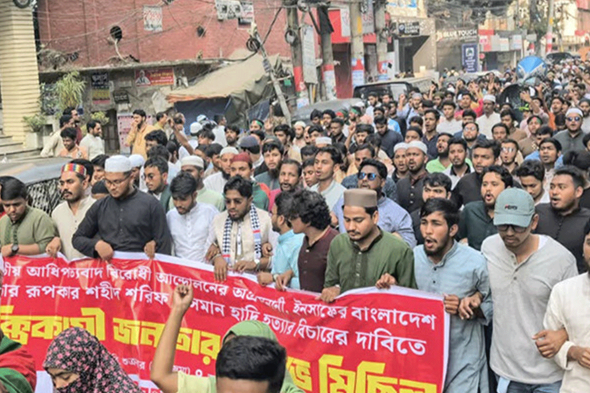 হাদি হত্যার বিচার দাবিতে চট্টগ্রামে বিক্ষোভ মিছিল