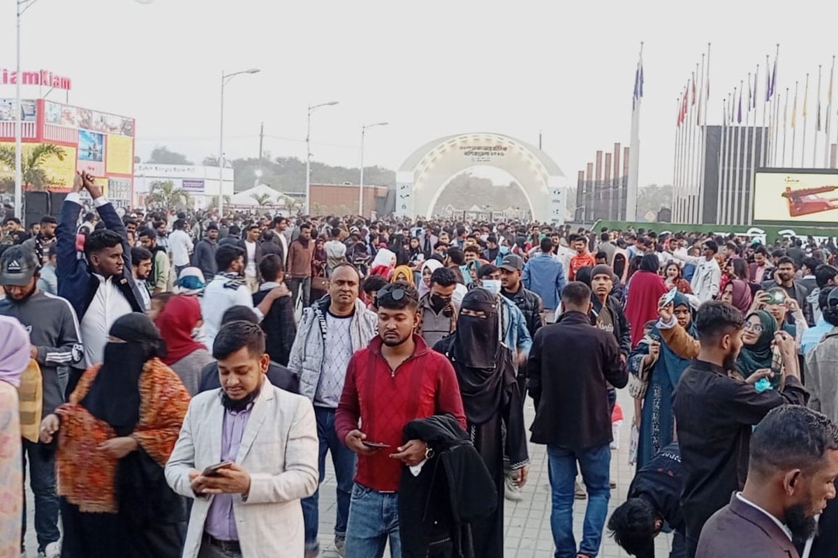 ছুটির দিনে বাণিজ্য মেলায় দর্শনার্থীদের উপচে পড়া ভিড়