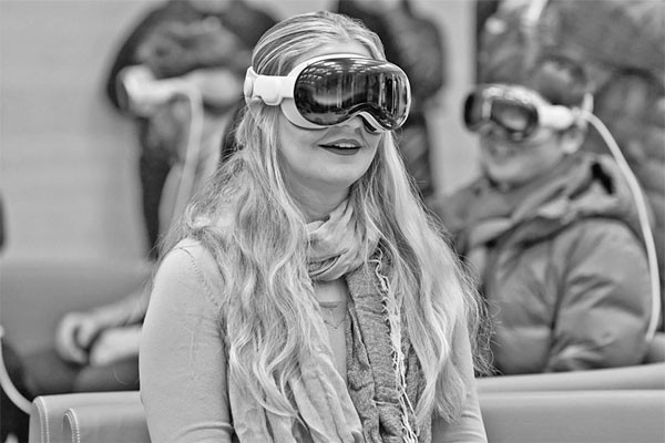 ভিশন প্রোর উৎপাদন কমিয়েছে অ্যাপল