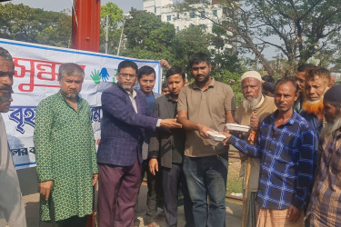 পটিয়ায় বসুন্ধরা শুভসংঘের উদ্যোগে ছিন্নমূলদের মাঝে খাবার বিতরণ