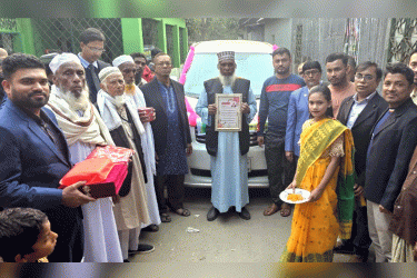 কুমিল্লায় প্রধান শিক্ষকের বিদায় সংবর্ধনায় আবেগঘন মুহূর্ত