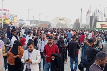 ছুটির দিনে বাণিজ্য মেলায় দর্শনার্থীদের উপচে পড়া ভিড়