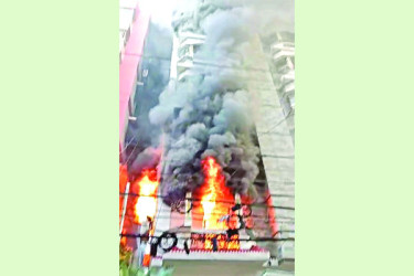ভয়াবহ আগুনে ঝরল ছয় প্রাণ