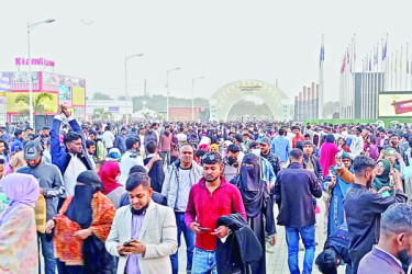 ছুটির দিনে জমজমাট বাণিজ্য মেলা