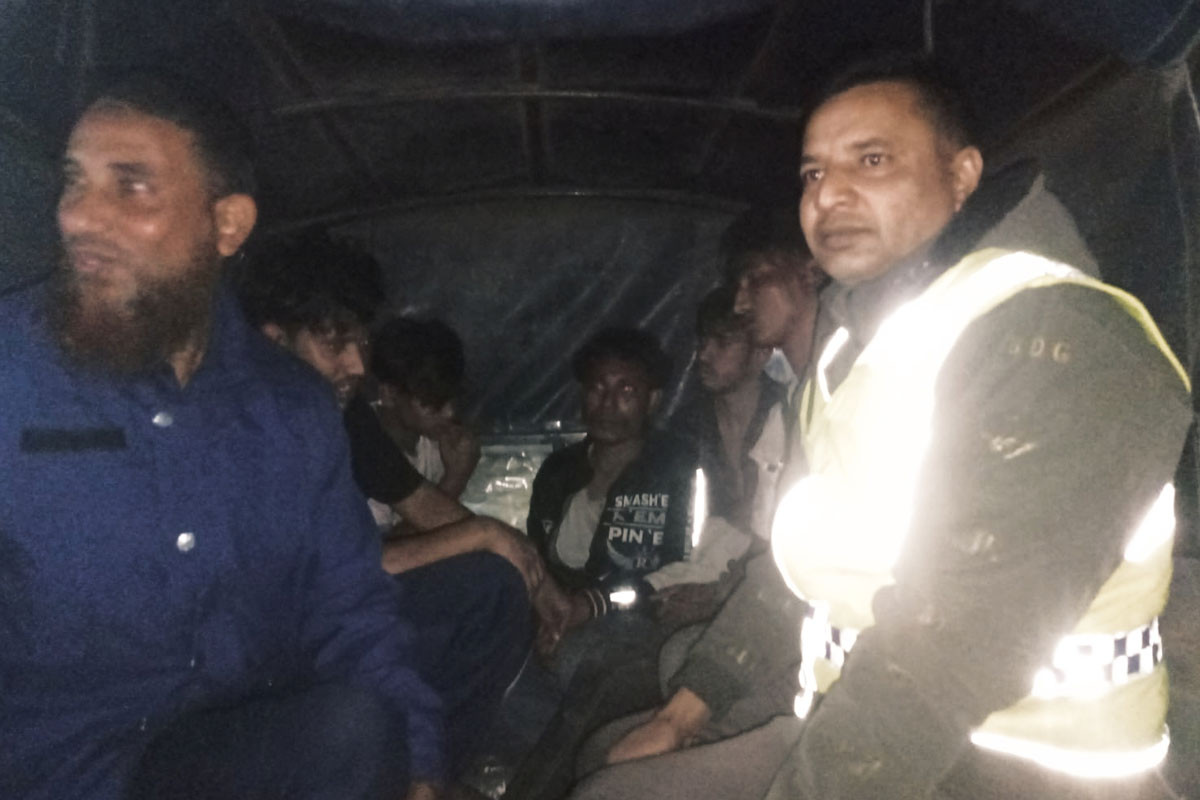 সোনারগাঁয়ে দেশীয় অস্ত্রসহ ৮ ডাকাত পুলিশের হাতে আটক