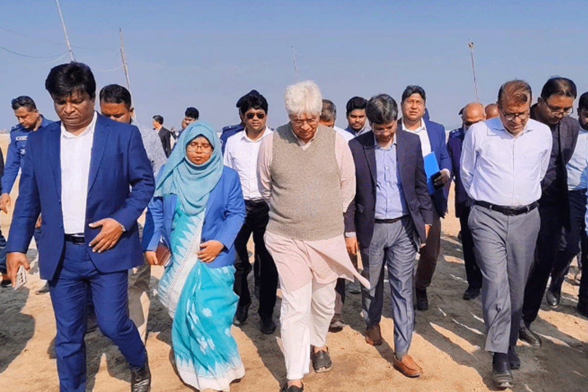 উখিয়ায় রেইন ওয়াটার রিজার্ভার পরিদর্শনে উপদেষ্টা আদিলুর রহমান