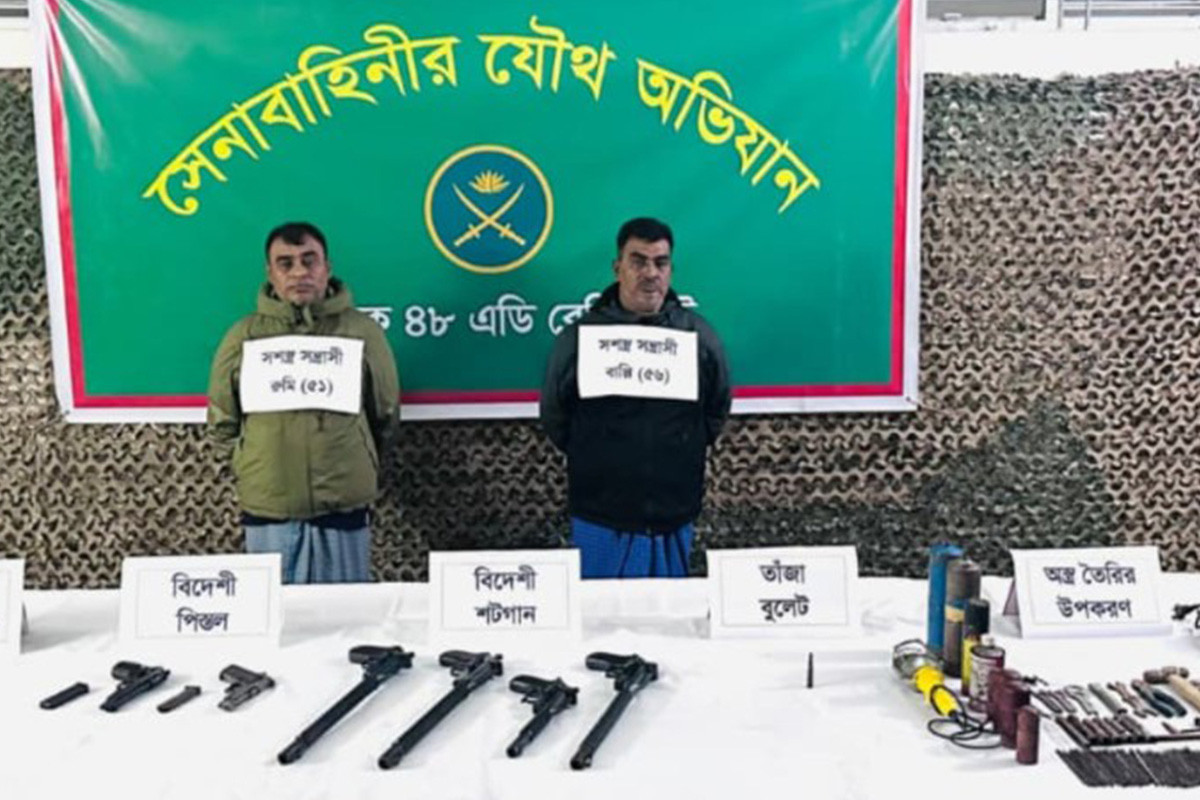 চট্টগ্রামে ২ অস্ত্র ব্যবসায়ীকে আটক করেছে সেনাবাহিনী