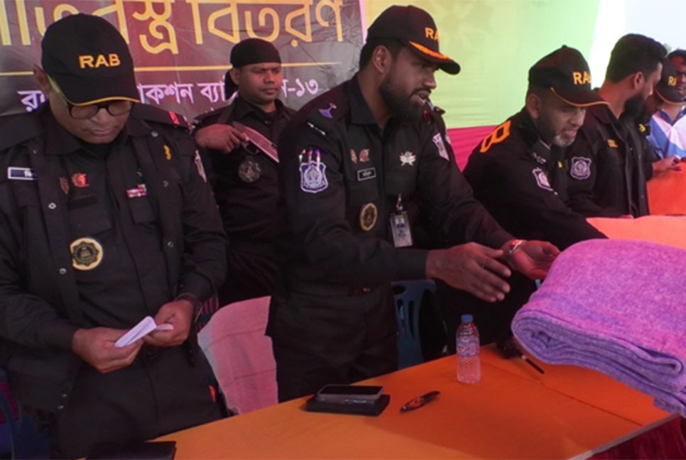 গাইবান্ধায় চরাঞ্চলে শীতবস্ত্র বিতরণ