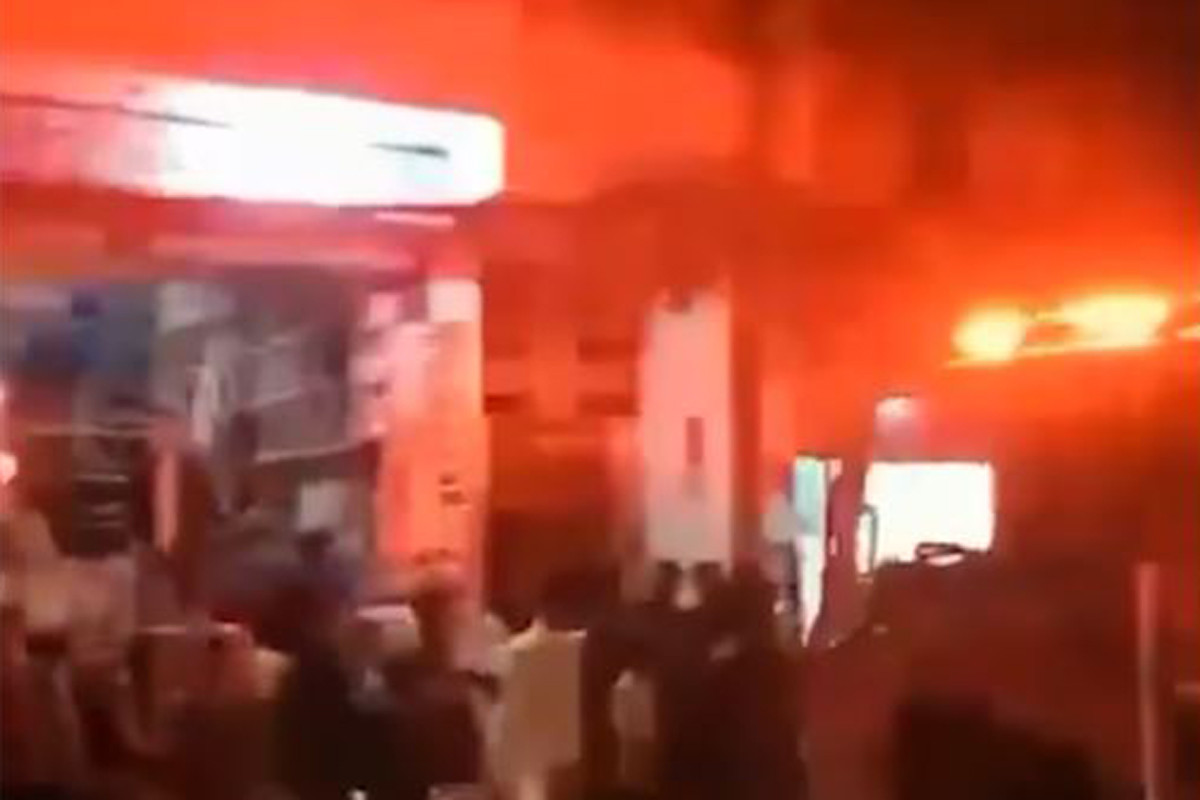 পুরান ঢাকায় জুতার কারখানায় আগুন, আধা ঘণ্টায় নিয়ন্ত্রণে