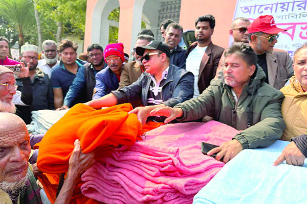 পাইকগাছায় বাসস চেয়ারম্যানের উদ্যোগে কম্বল বিতরণ