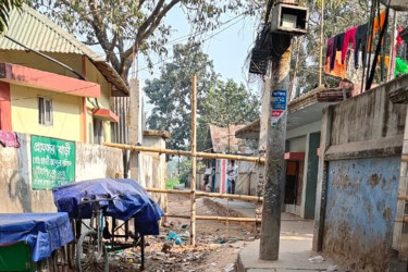 শত বছরের প্রাচীন সড়কে বেড়া, দুর্ভোগে কয়েক হাজার মানুষ