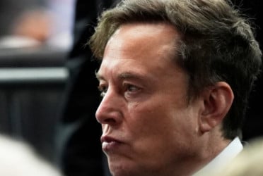 গ্রোকের বিরুদ্ধে 'যৌন হয়রানি'র মামলা করেছেন মাস্কের সন্তানের মা!