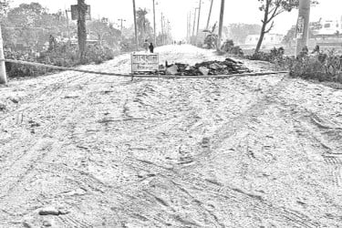 চলাচলে অনুপযোগী সড়কে ভোগান্তি