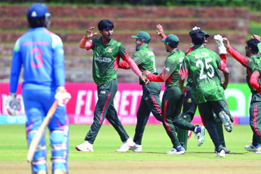 বাংলাদেশ-ভারতের বৃষ্টিভেজা লড়াই