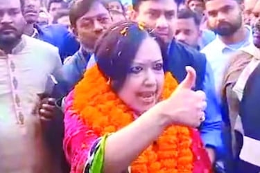 এখান থেকে বের হতে পারবেন না স্যার