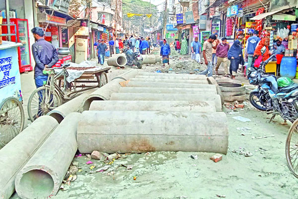 ধীর গতিতে চলছে সড়ক কাজ