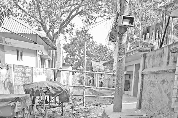 রাস্তায় বেড়া, দুর্ভোগে হাজারো মানুষ